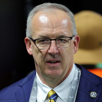 3ae28db8-5abc-480a-8e8b-9e2fc42fb293 College Football Season Kicks Off Amid Legal and Eligibility Debates