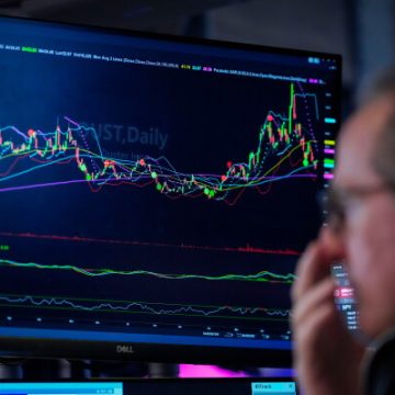 US Stock Market Approaches Record High Amid Profit Surge and Oil Price Decline