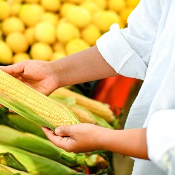 Debate Surrounds Shucking Corn Before Purchase