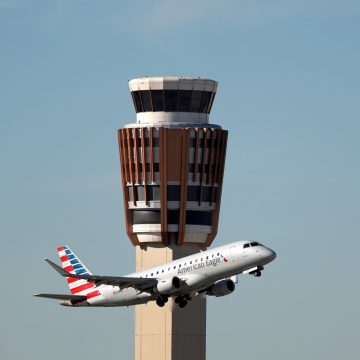 Near Miss Over Phoenix: American Airlines Jets Avoid Collision