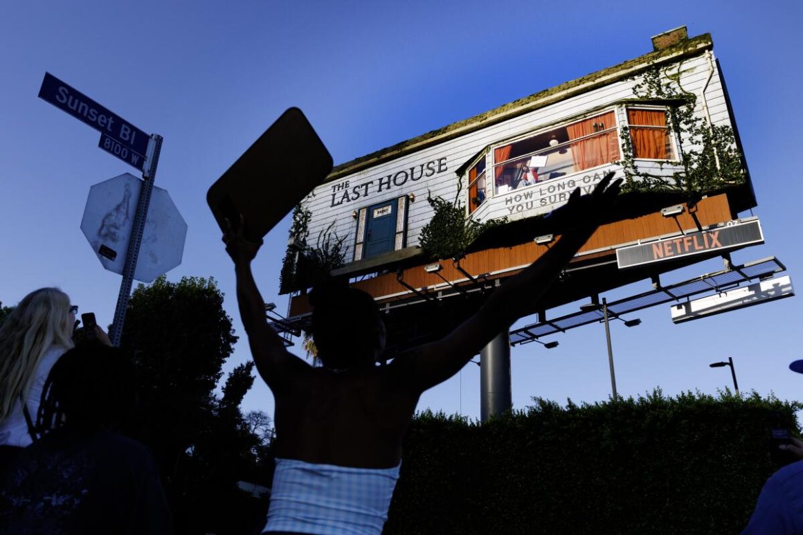 Netflix Billboard Stunt in Los Angeles Draws Crowds
