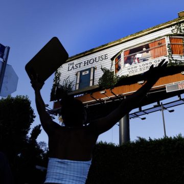 Netflix Billboard Stunt in Los Angeles Draws Crowds