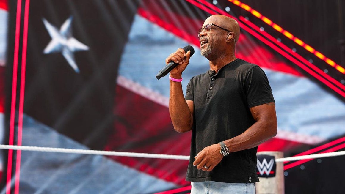 Darius Rucker Kicks Off WWE SummerSlam with National Anthem