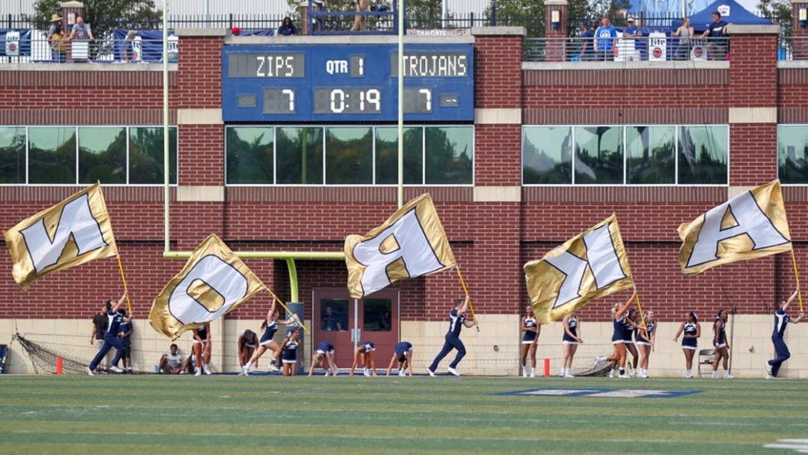 9897c3eb-08a1-42f1-aaf8-563b6608bb2d Akron Zips Offer Fans a Chance to Call Plays