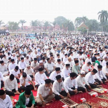 Indonesian Muslims Seek Rain Through Prayer Amid Widespread Wildfires