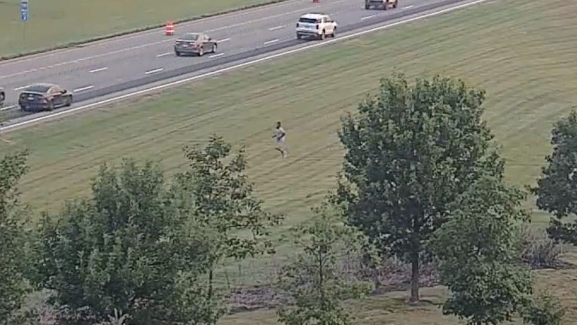 Ohio Man Jumps on Car to Evade Police After Shoplifting