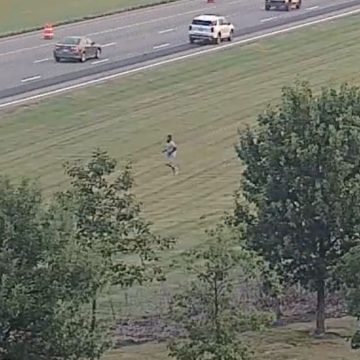 c2c620d5-641a-4751-87da-4ec9664633e5 Ohio Man Jumps on Car to Evade Police After Shoplifting