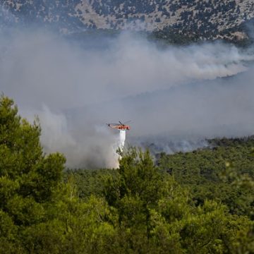 d0f3ded4-fb4e-409f-9a97-802b47e4c7fc Helicopter Collision Amid Greek Wildfire Battle
