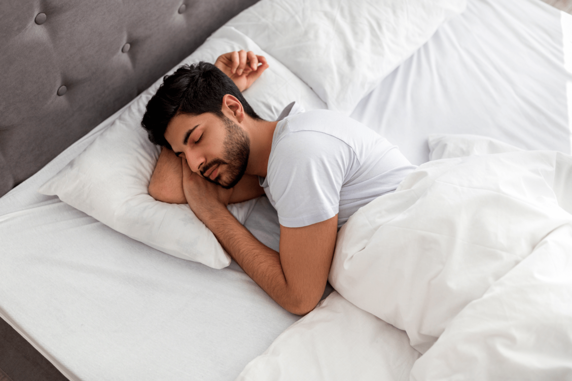 Brain Focus During REM Sleep: Internal Signals Over External Noises