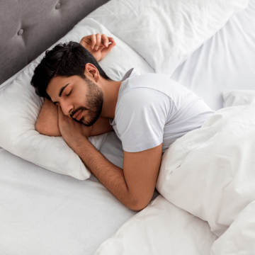 Brain Focus During REM Sleep: Internal Signals Over External Noises