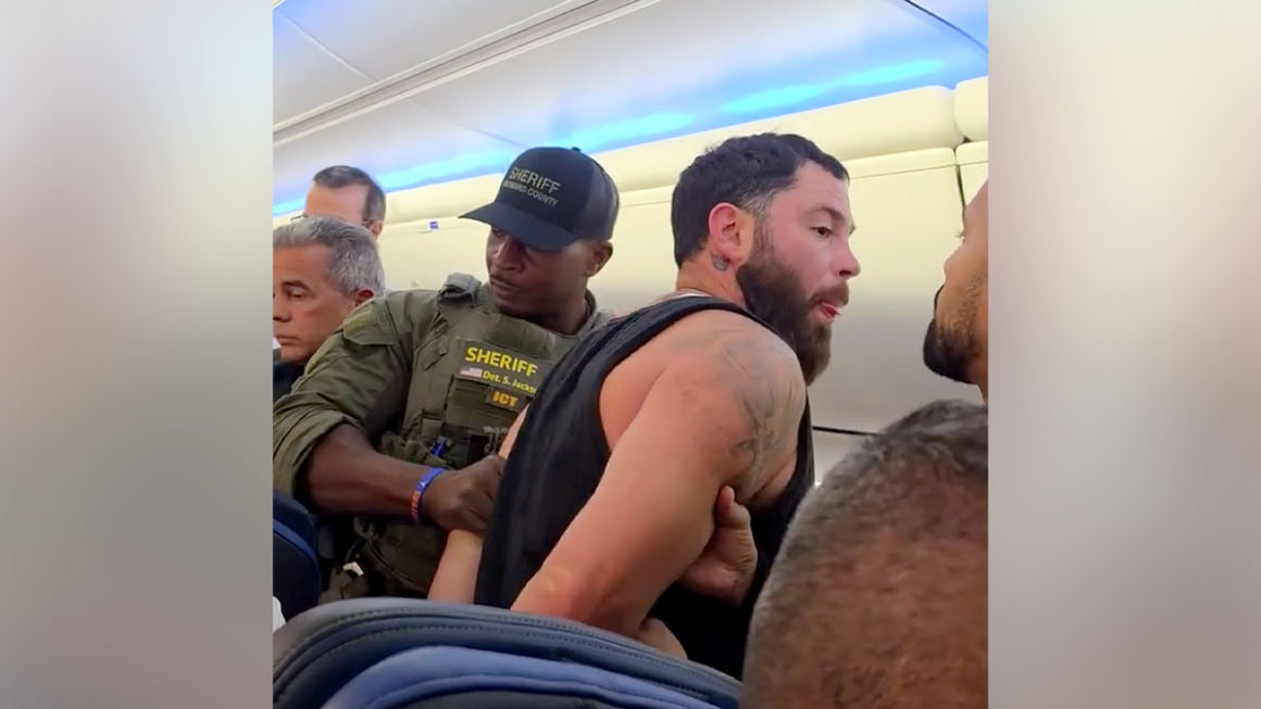 Retired Police Chief Steps Up During Midair Crisis on United Flight
