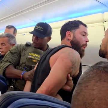 Retired Police Chief Steps Up During Midair Crisis on United Flight