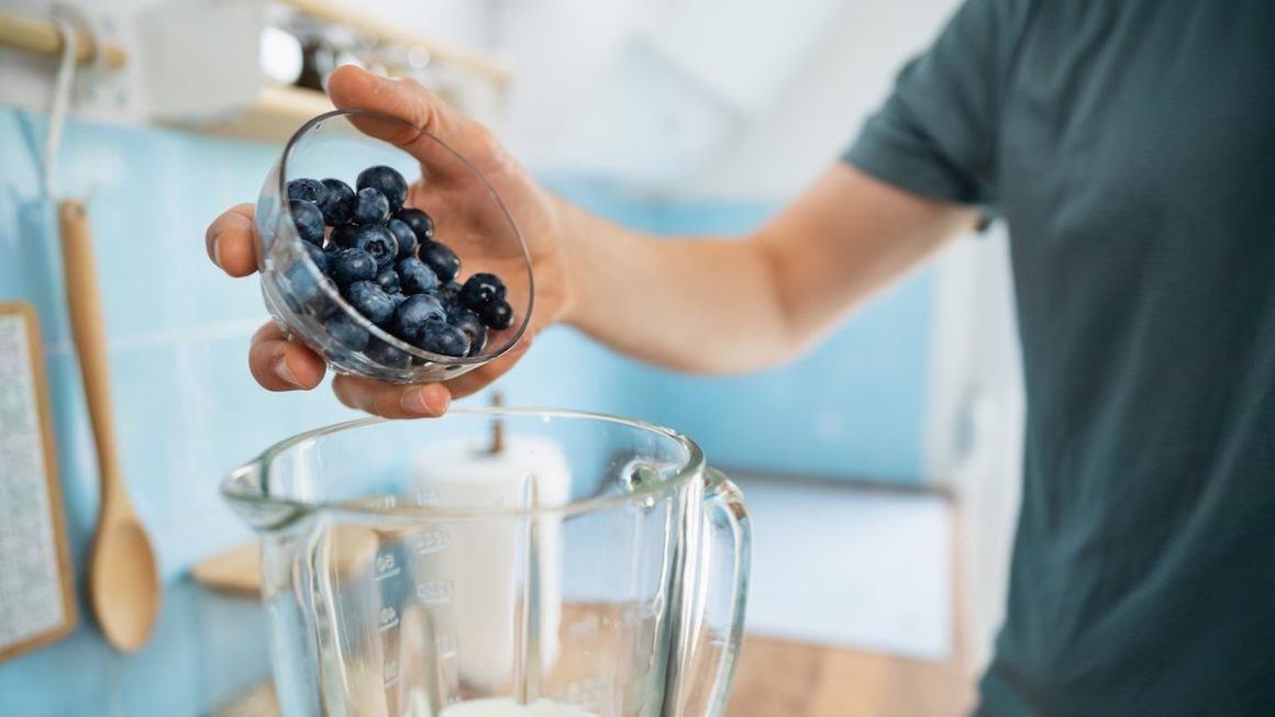 Bananas in Smoothies: Nutritional Debate and Alternatives