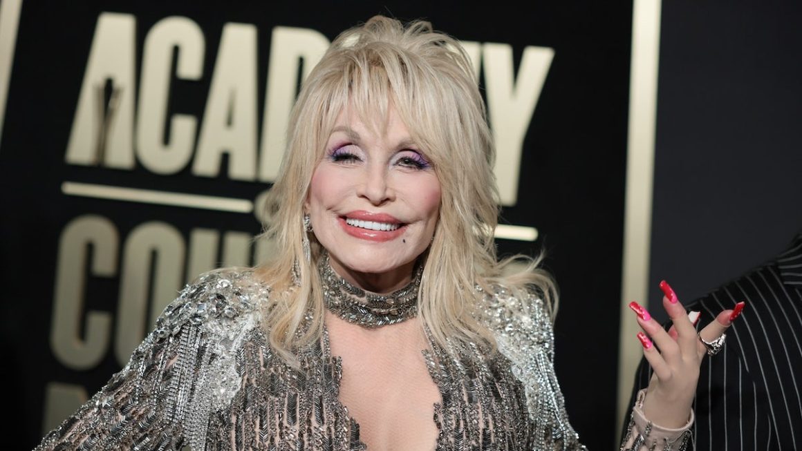 Tennessee Volunteers Pay Tribute to Dolly Parton