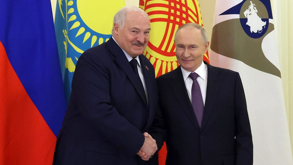Lukashenko Jokes with Putin About Dictatorship Status