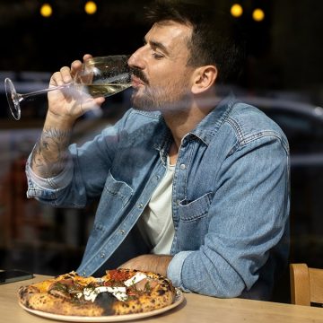 Solo Dining: Confidence or Loneliness?