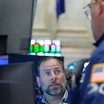 Wall Street Rises as Oil Prices Cool and Consumer Sentiment Wavers