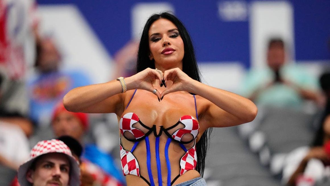 662fcbaa-028a-4d3b-9baa-2675afbb11ee The Start of the NFL Season: Excitement and Influencers on the Spotlight