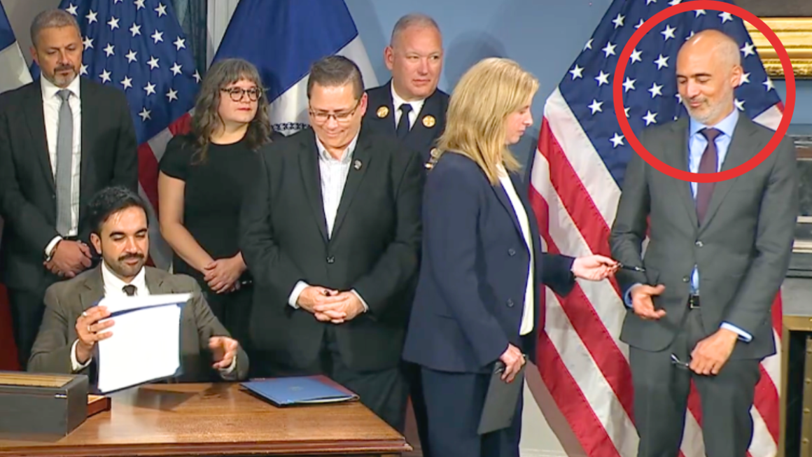 NYC Mayor Faces Criticism for 9/11 Ceremony Gesture