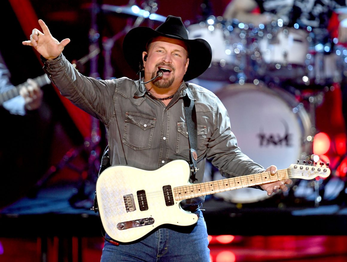 Garth Brooks Kicks Off Concert Series at Allstate Arena