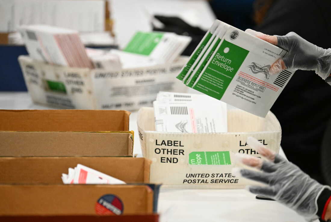 US-POLITICS-CALIFORNIA-VOTE Supreme Court Blocks Trump Plan on Mail-In Voting for Midterms