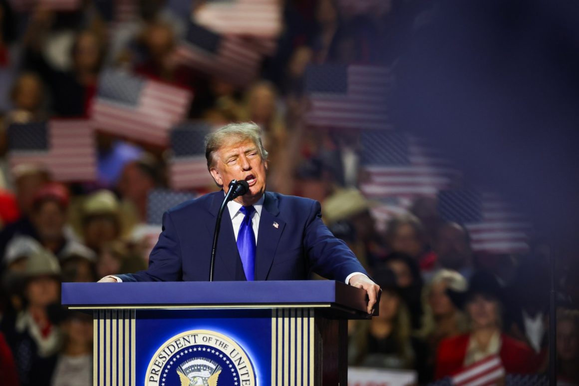 Trump Defends Thune Amid Boos at Republican Convention