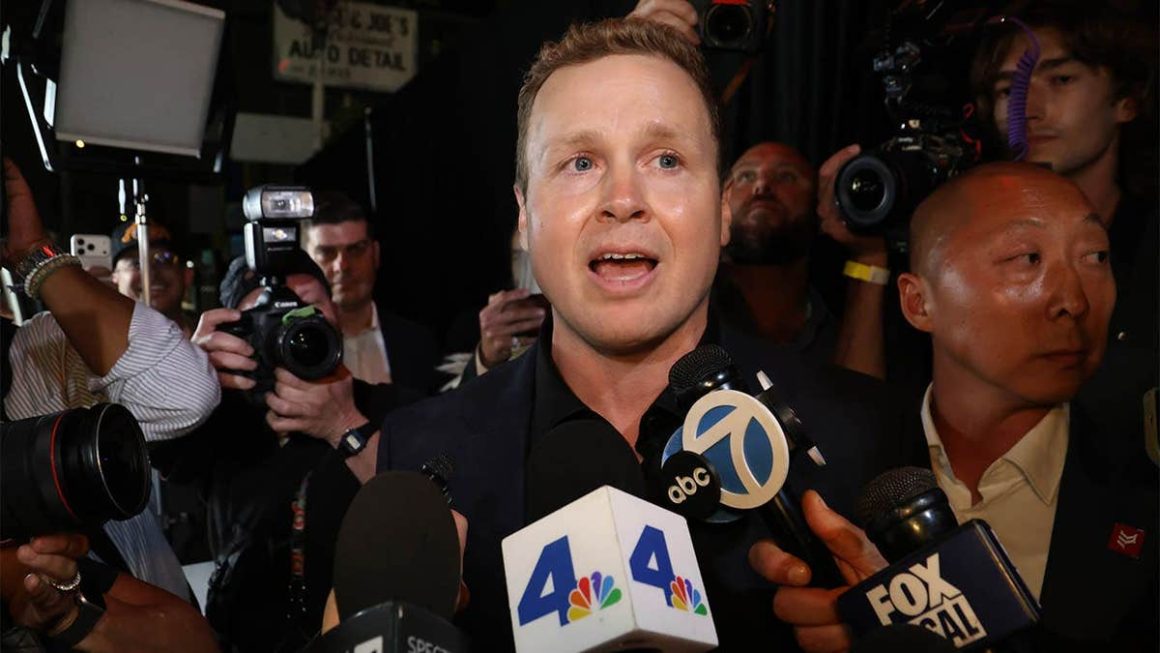 bf0e69f7-5615-408f-8026-f1565064a79d Debate Over 1980s Nostalgia: Ryan Reynolds and Spencer Pratt Exchange Words