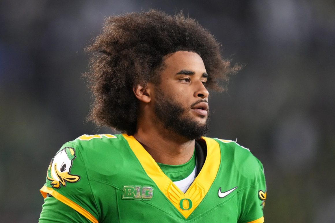 Oregon Quarterback Dante Moore Suffers Concussion in Game Against USC