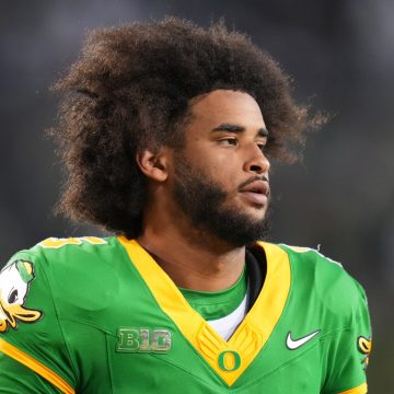 d2fcb136-36eb-4e39-be3b-b67c2a846ba3 Oregon Quarterback Dante Moore Suffers Concussion in Game Against USC