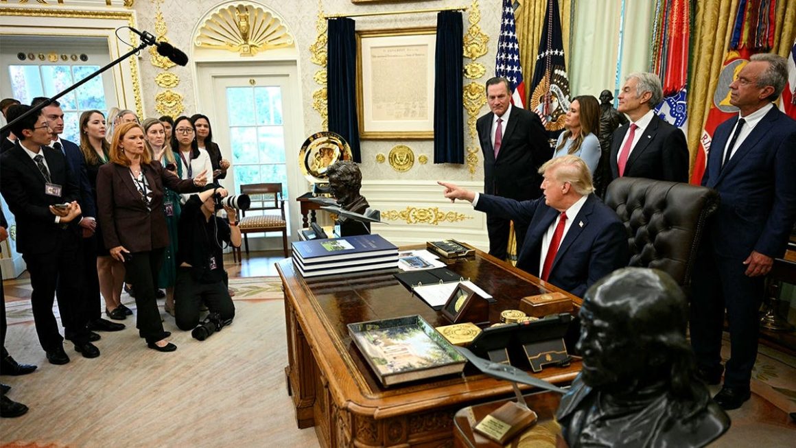 f5226efe-f5e9-4796-a185-141883a2f698 White House Pool Suspends Coverage Amid Media Ban