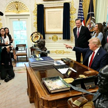White House Pool Suspends Coverage Amid Media Ban