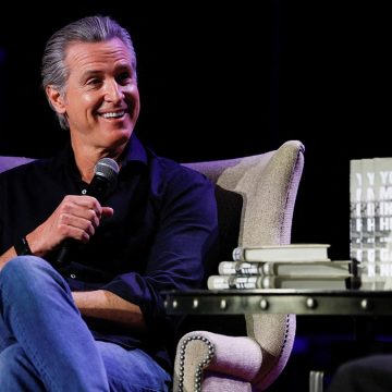 2293bd3f-9828-499f-923a-ddb7e4c36fb0 Gavin Newsom Seeks Inspiration from Bill Clinton for Potential 2028 White House Bid
