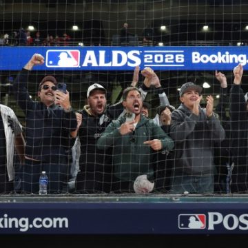 Chicago White Sox Triumphs in Game 2 of AL Division Series Against Cleveland Guardians