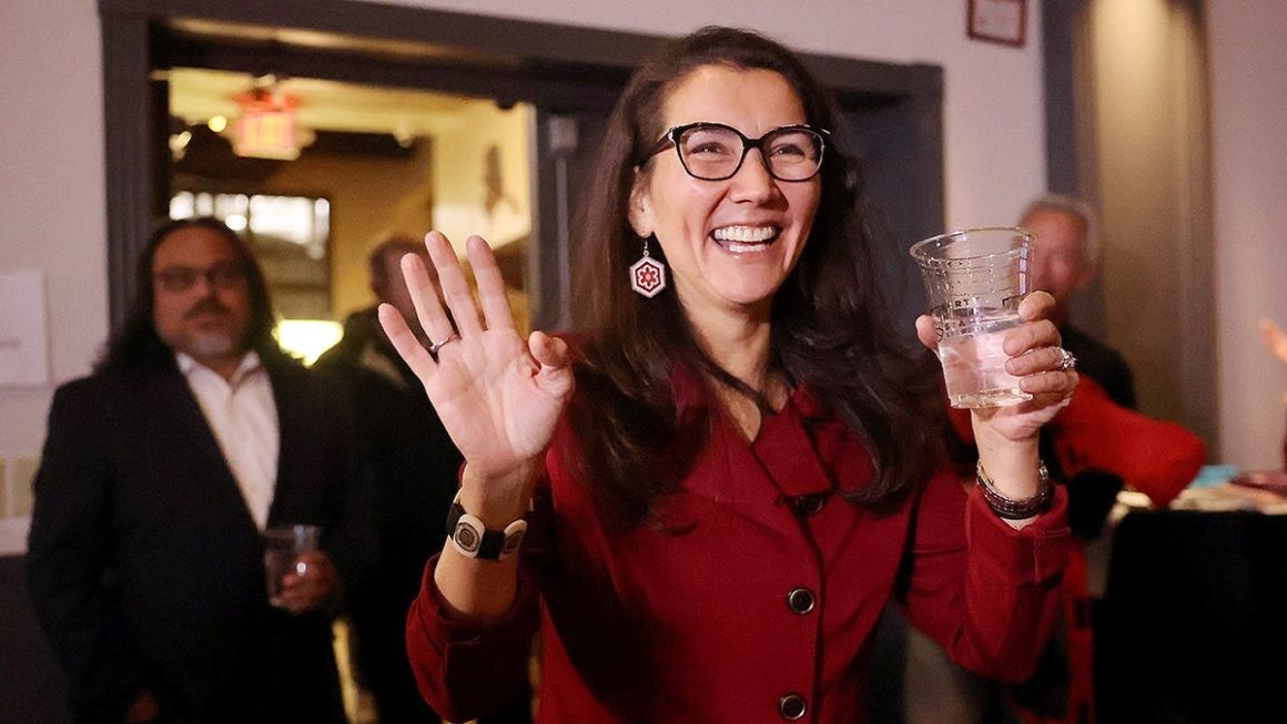Alaska Senate Race: Peltola Criticized for Debate Notecard Use