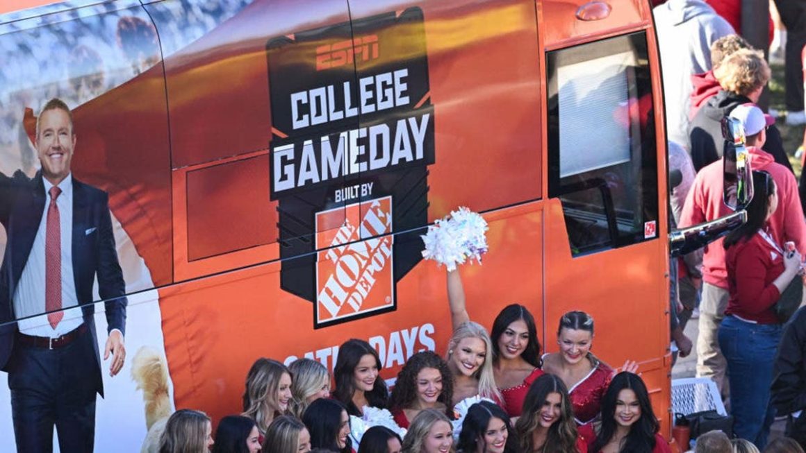 Controversy Surrounds ‘College Gameday’ Sign Rules at Alabama vs Georgia