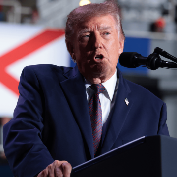 Trump Offers $5,000 to American Adults If Republicans Win Congress
