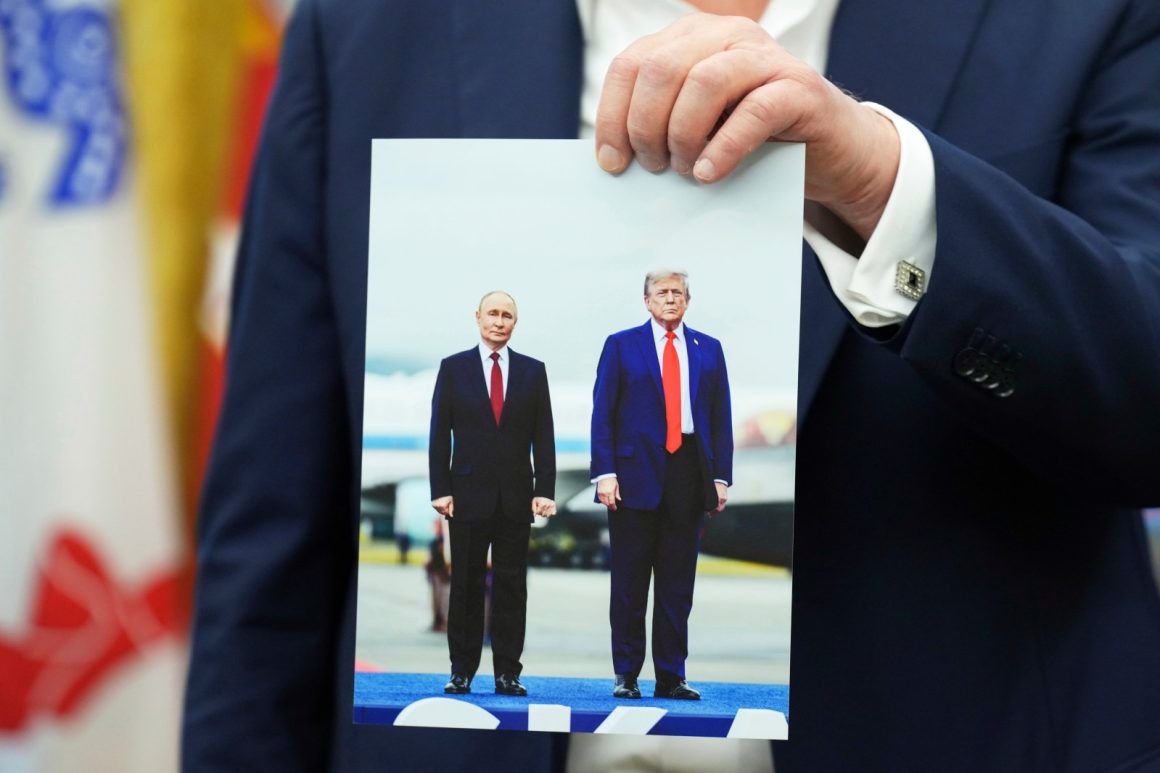 Controversy Over Photos of Trump with Putin and Xi in the White House