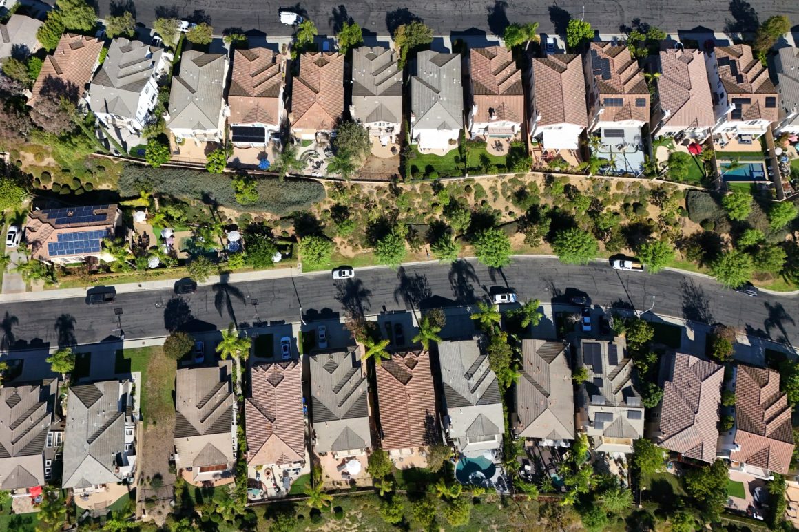 e440f072-4fcd-4188-bb1b-08c96be5c570 Rising Property Taxes Outpace Home Values in Many U.S. Cities