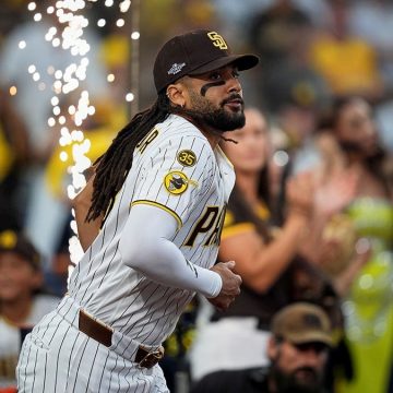 San Diego Padres Win Game 3 Against Milwaukee Brewers in NLDS Showdown